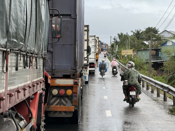 Hàng dài phương tiện ‘chôn chân’ trên Quốc lộ 1A, đoạn qua Đắk Lắk (tỉnh Phú Yên cũ)