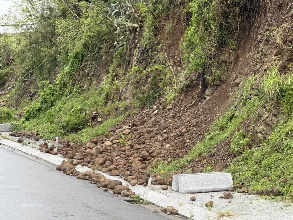 Hàng dài phương tiện ‘chôn chân’ trên Quốc lộ 1A, đoạn qua Đắk Lắk (tỉnh Phú Yên cũ)