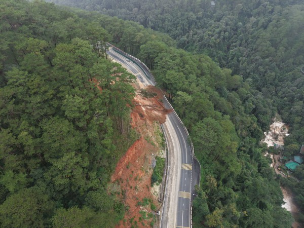 Hàng loạt con đèo ‘đồng loạt’ sạt lở khiến giao thông đến và rời Đà Lạt ảnh hưởng lớn