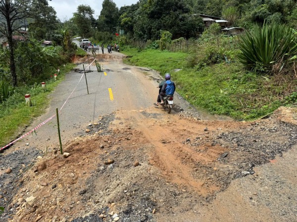 Hàng loạt tuyến đường huyết mạch Bắc Tây Nguyên hư hỏng