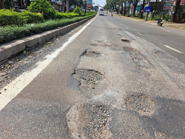 Hàng loạt tuyến đường huyết mạch Bắc Tây Nguyên hư hỏng