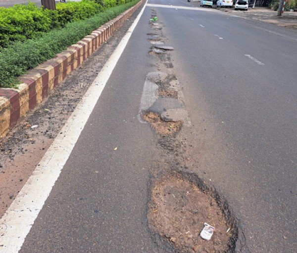 Hàng loạt tuyến đường huyết mạch Bắc Tây Nguyên hư hỏng