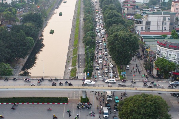 Hàng rào bỗng biến mất, xe máy 