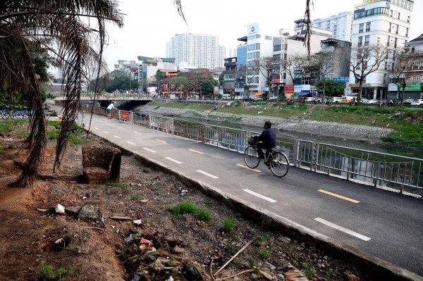 Hàng rào bỗng biến mất, xe máy 