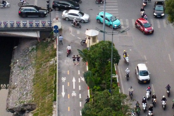 Hàng rào bỗng biến mất, xe máy Hàng rào bỗng biến mất, xe máy