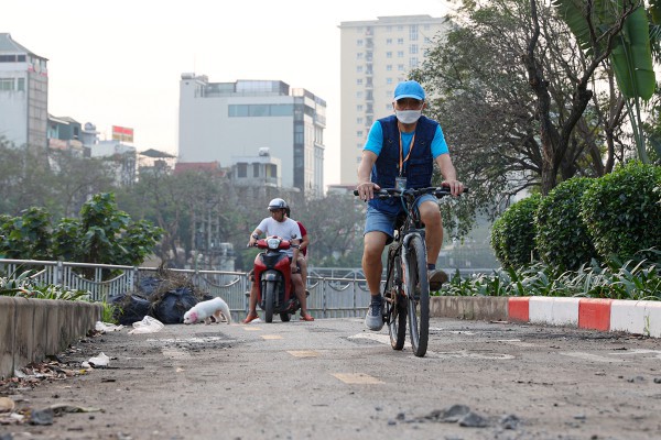 Hàng rào bỗng biến mất, xe máy 