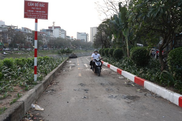 Hàng rào bỗng biến mất, xe máy Hàng rào bỗng biến mất, xe máy