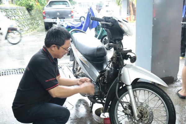 Hàng trăm xe máy bị ngập nước sau trận lũ lịch sử ở Huế được sửa miễn phí