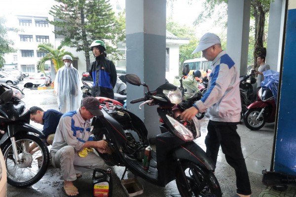 Hàng trăm xe máy bị ngập nước sau trận lũ lịch sử ở Huế được sửa miễn phí