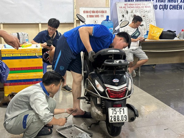 Hàng trăm xe máy bị ngập nước sau trận lũ lịch sử ở Huế được sửa miễn phí