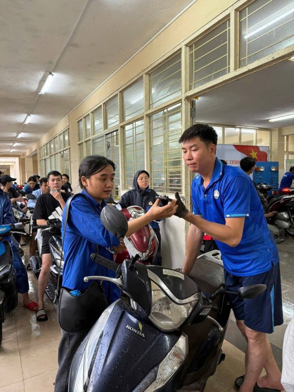 Hàng trăm xe máy bị ngập nước sau trận lũ lịch sử ở Huế được sửa miễn phí