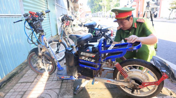 Hiểm họa học sinh chạy xe điện độ đến trường Hiểm họa học sinh chạy xe điện độ đến trường