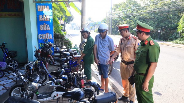 Hiểm họa học sinh chạy xe điện độ đến trường Hiểm họa học sinh chạy xe điện độ đến trường