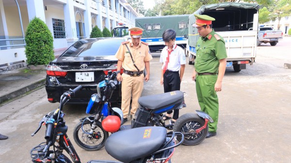 Hiểm họa học sinh chạy xe điện độ đến trường Hiểm họa học sinh chạy xe điện độ đến trường