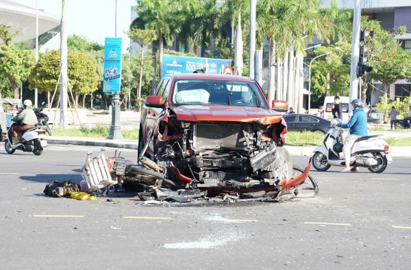 Hiện trường ngổn ngang sau vụ tai nạn giao thông liên hoàn ở TP.Đà Nẵng Hiện trường ngổn ngang sau vụ tai nạn giao thông liên hoàn ở TP.Đà Nẵng