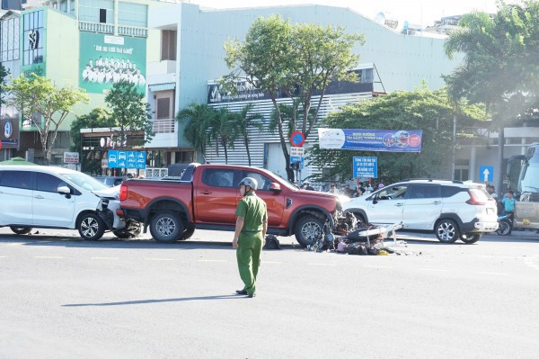 Hiện trường ngổn ngang sau vụ tai nạn giao thông liên hoàn ở TP.Đà Nẵng Hiện trường ngổn ngang sau vụ tai nạn giao thông liên hoàn ở TP.Đà Nẵng