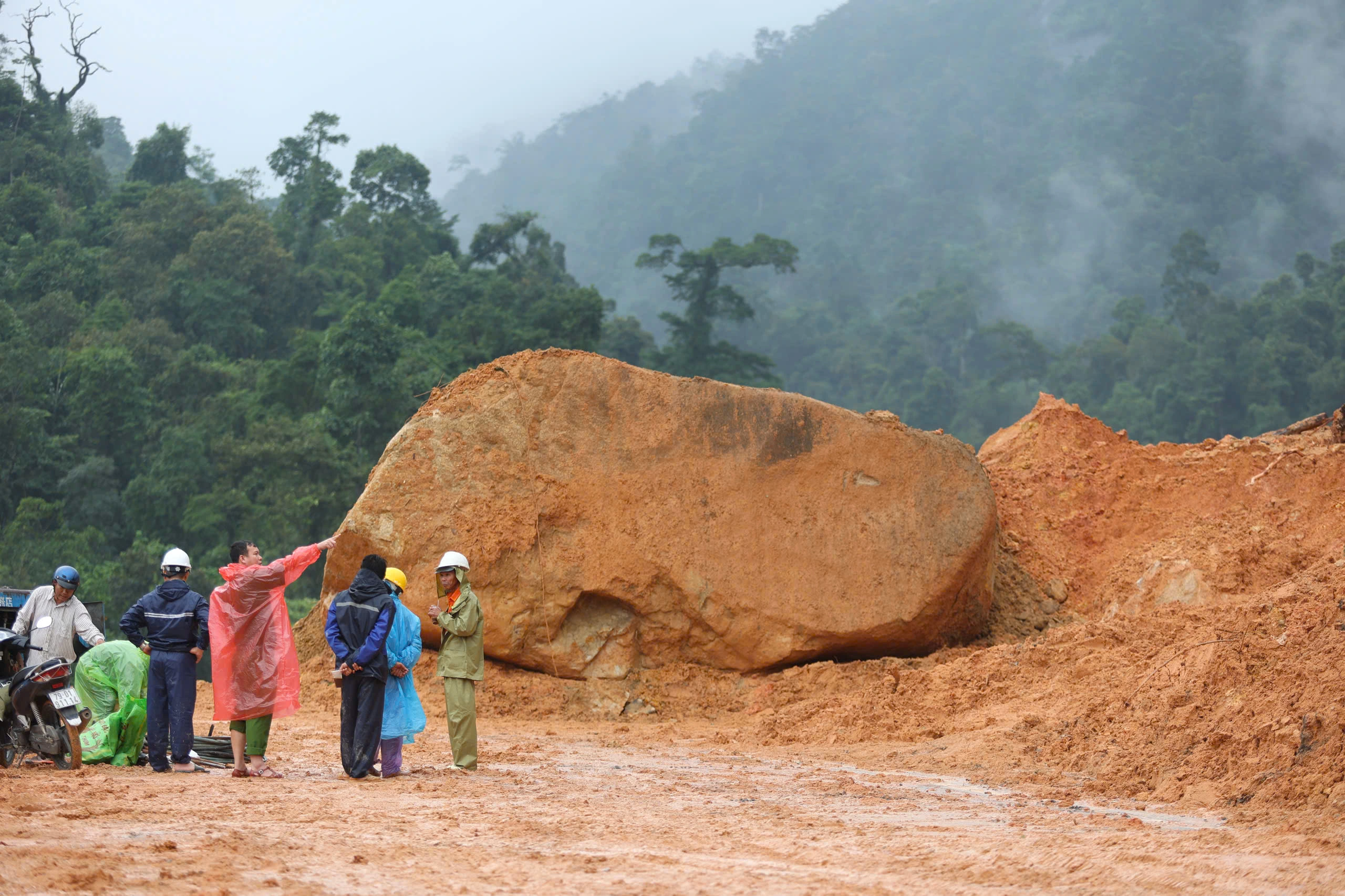 Hiện trường vụ sạt lở nghiêm trọng trên đèo Khánh Lê