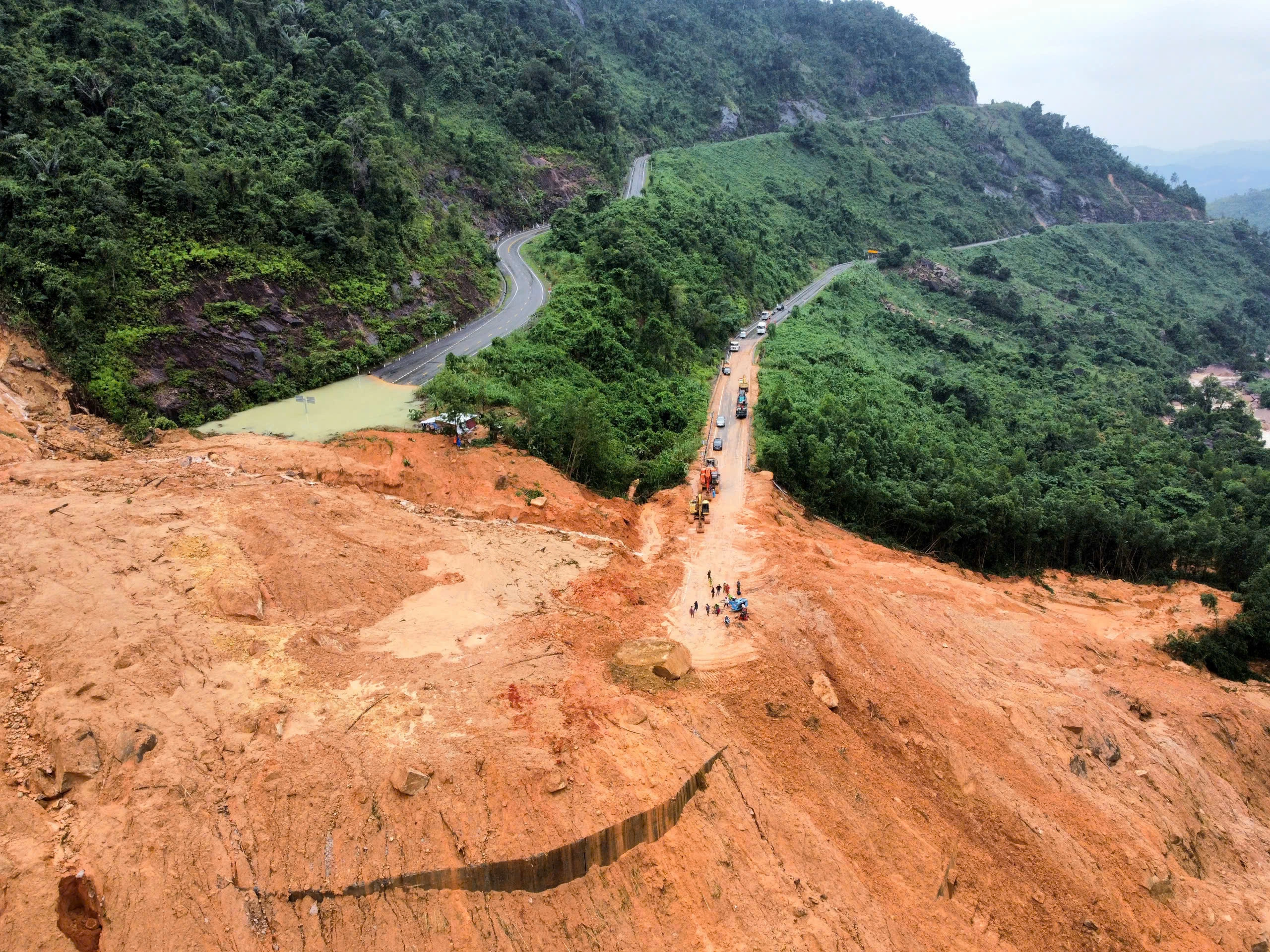 Hiện trường vụ sạt lở nghiêm trọng trên đèo Khánh Lê