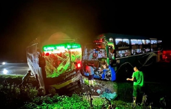 Hòa Bình: Tai nạn giao thông khiến 2 xe khách bị hư hỏng nặng
