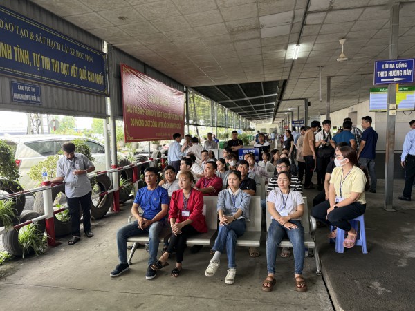 Học viên hào hứng trong ngày đầu CSGT sát hạch giấy phép lái xe