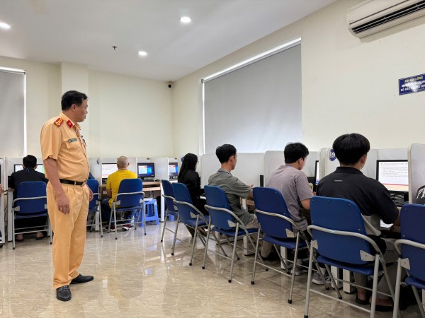 Học viên hào hứng trong ngày đầu CSGT sát hạch giấy phép lái xe