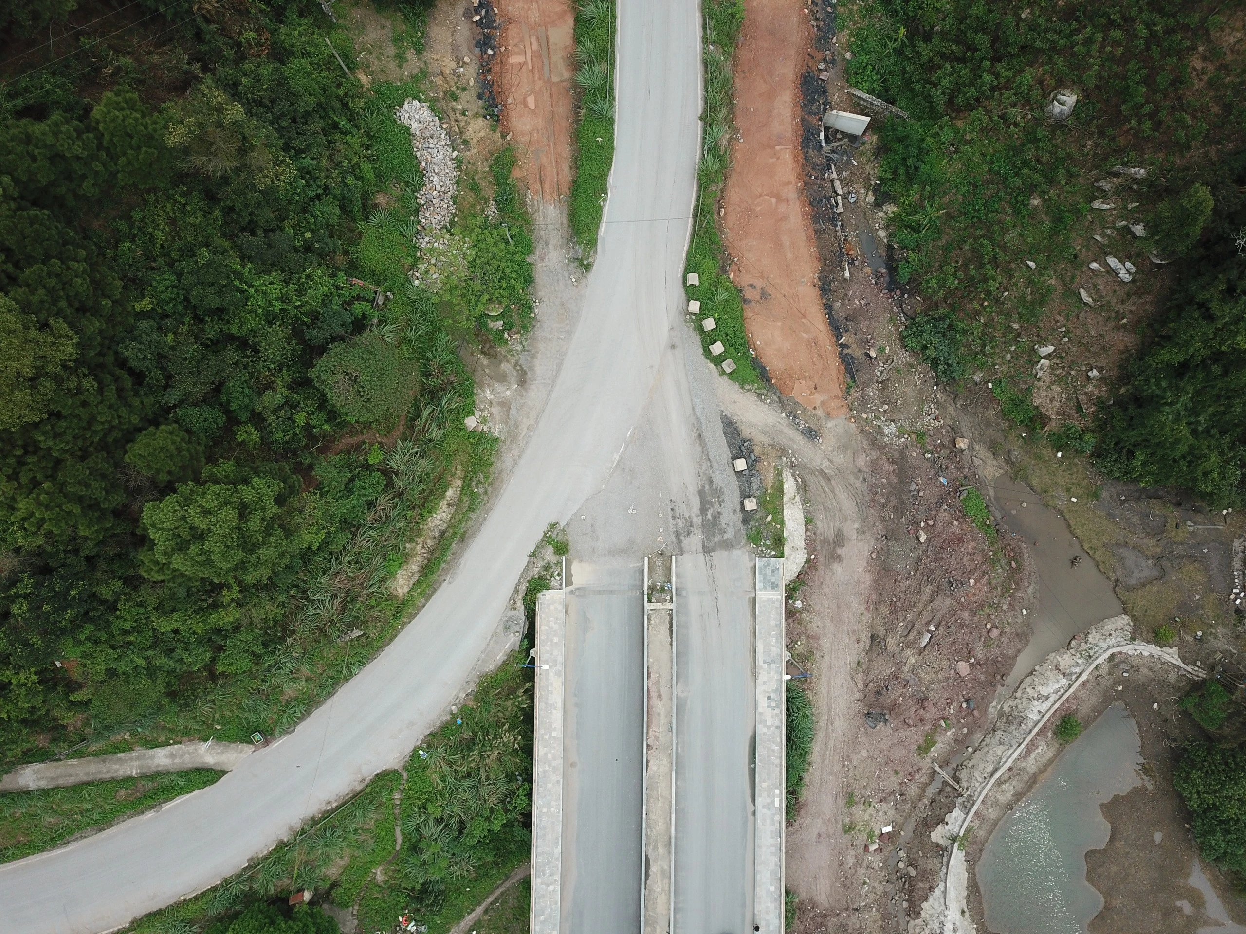 Hơn 3 năm làm không xong 9,5 km đường ở Vân Đồn