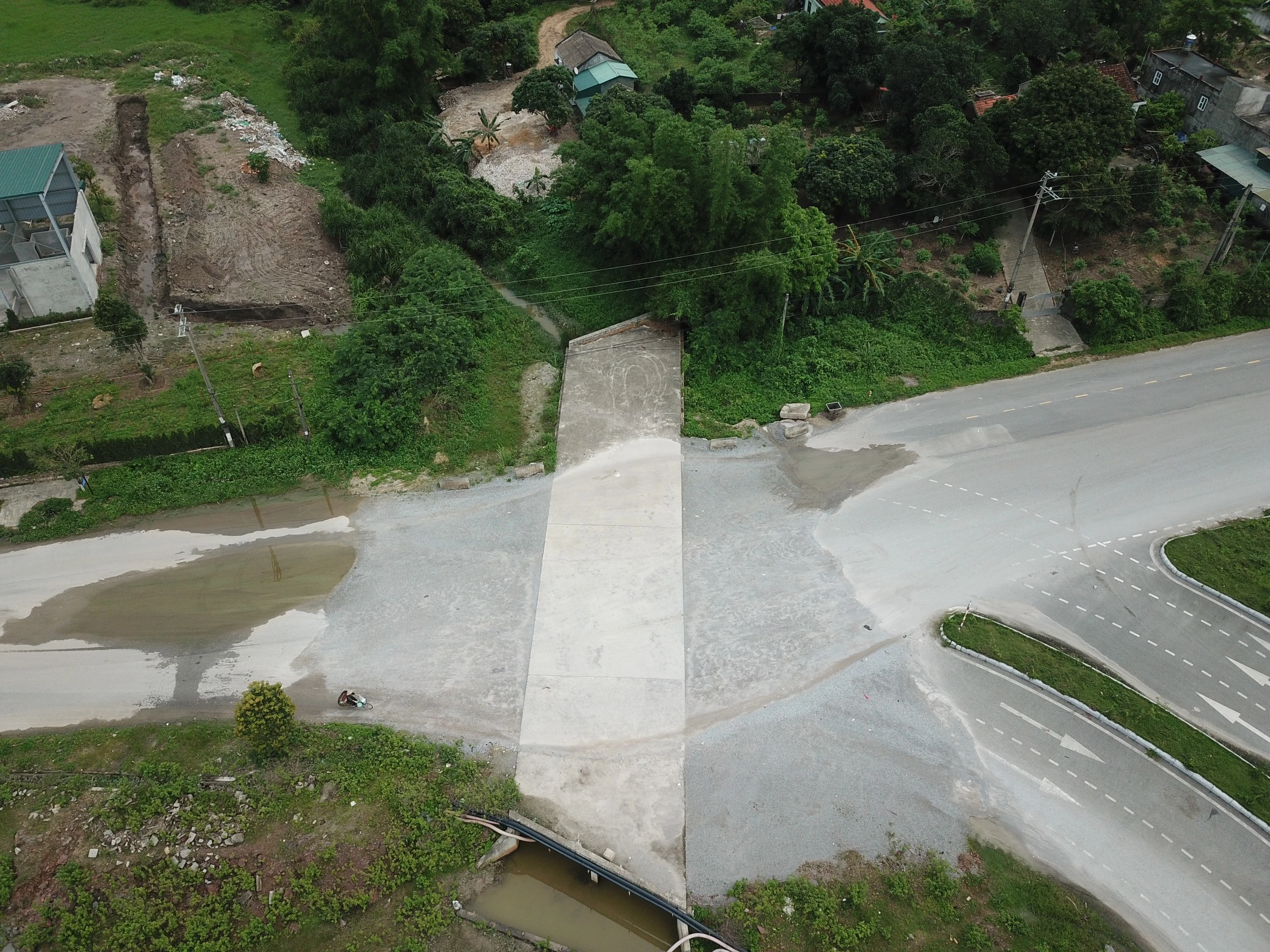 Hơn 3 năm làm không xong 9,5 km đường ở Vân Đồn