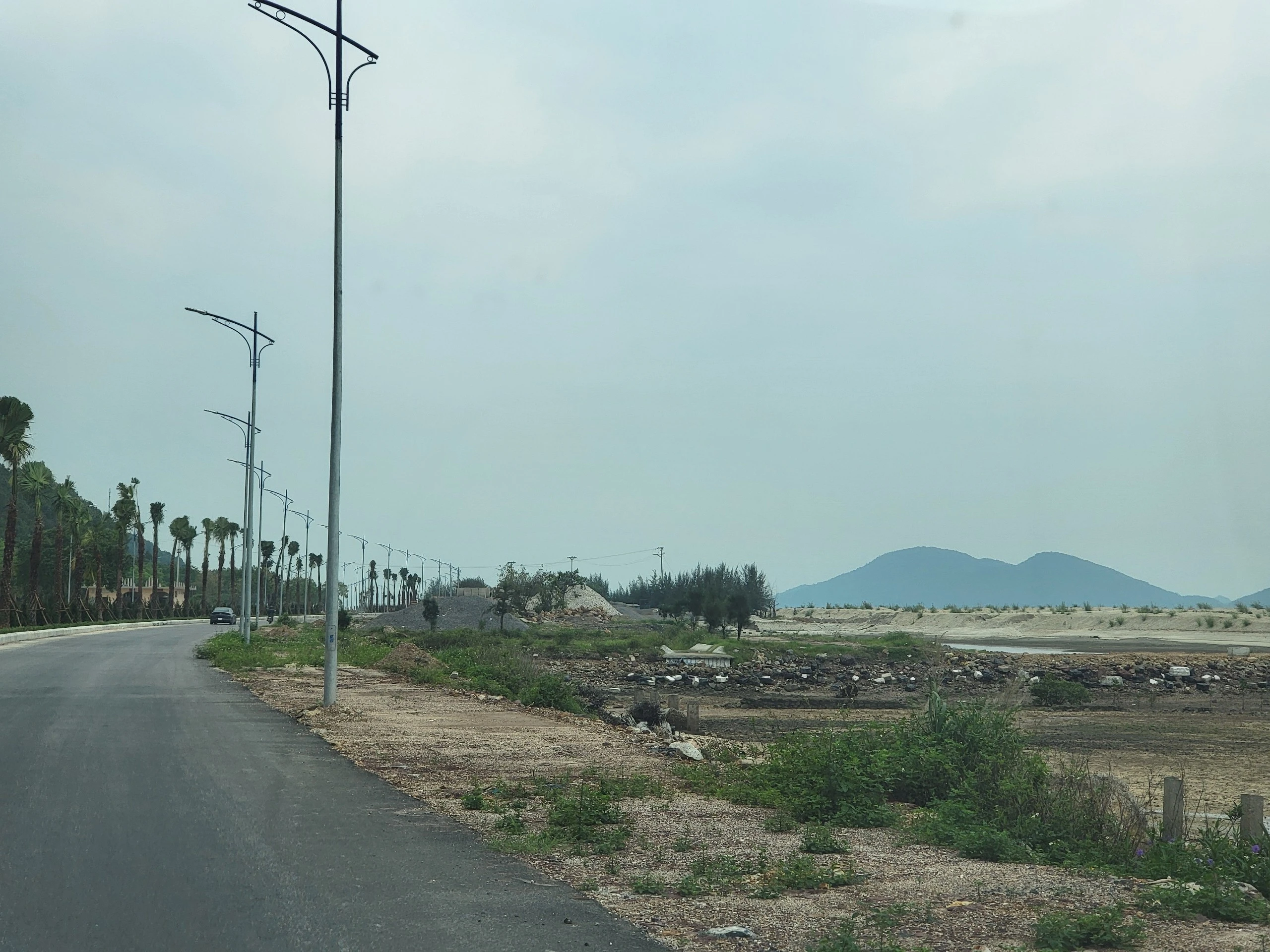Hơn 3 năm làm không xong 9,5 km đường ở Vân Đồn Hơn 3 năm làm không xong 9,5 km đường ở Vân Đồn