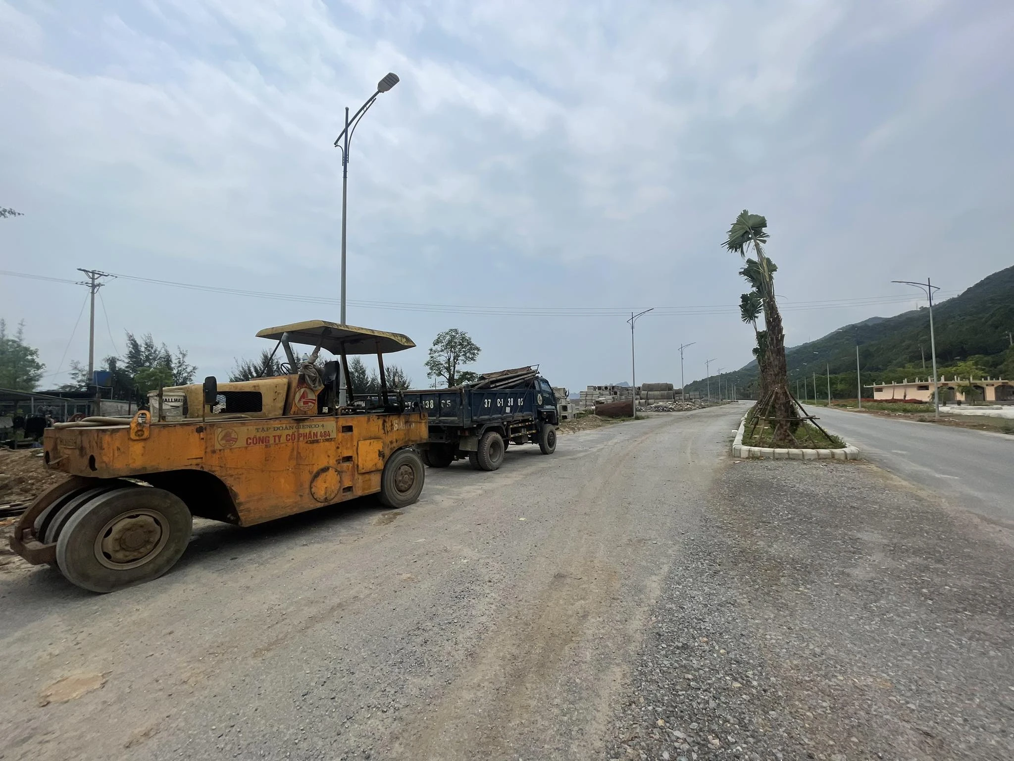 Hơn 3 năm làm không xong 9,5 km đường ở Vân Đồn Hơn 3 năm làm không xong 9,5 km đường ở Vân Đồn