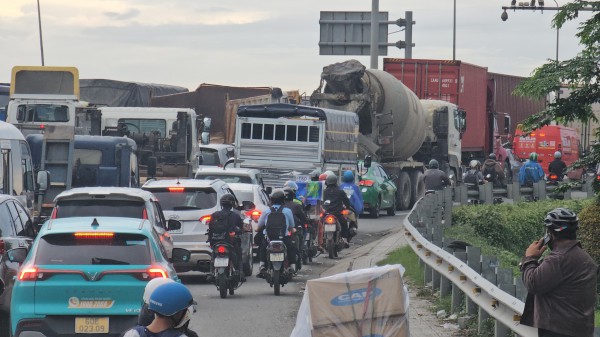 Kẹt xe kinh hoàng trên quốc lộ 1, đoạn ngã ba Vũng Tàu đến nút giao Tân Vạn Kẹt xe kinh hoàng trên quốc lộ 1, đoạn ngã ba Vũng Tàu đến nút giao Tân Vạn