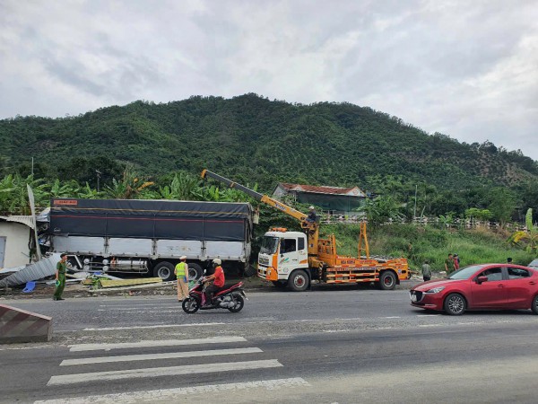 Khánh Hòa: Tông xe liên hoàn trên QL1, nhiều người bị thương