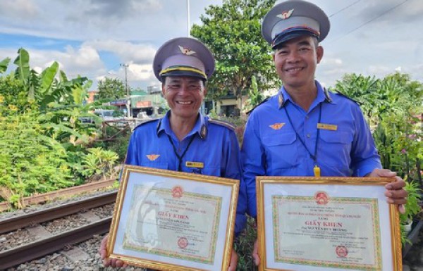 Khen thưởng nhân viên gác chắn tàu hỏa cứu thanh niên thoát chết trong gang tấc