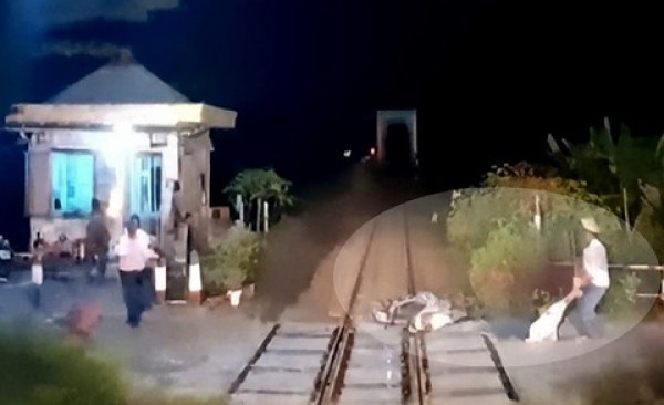 Khen thưởng nhân viên gác chắn tàu hỏa cứu thanh niên thoát chết trong gang tấc