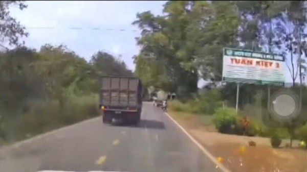 Khó hiểu hình ảnh camera ghi lại vụ xe tải tông, rồi cán tiếp nạn nhân tử vong