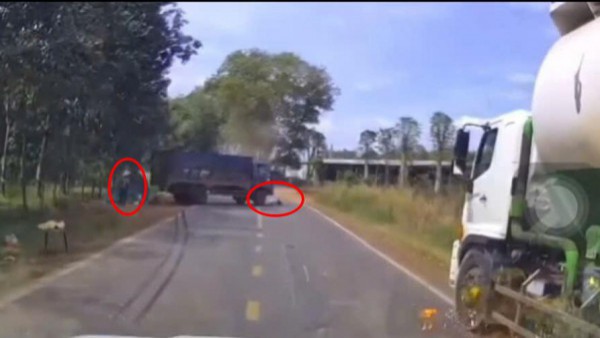 Khó hiểu hình ảnh camera ghi lại vụ xe tải tông, rồi cán tiếp nạn nhân tử vong