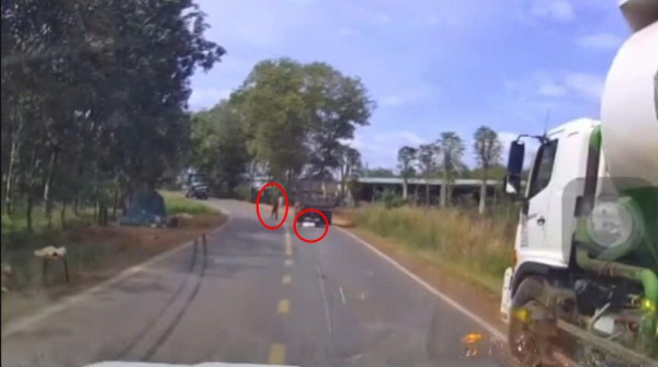 Khó hiểu hình ảnh camera ghi lại vụ xe tải tông, rồi cán tiếp nạn nhân tử vong