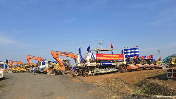 Khởi công sửa chữa đường cất hạ cánh, đường lăn sân bay Liên Khương