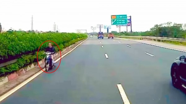 Kinh hoàng người đàn ông đầu trần phóng xe máy ngược chiều trên cao tốc Kinh hoàng người đàn ông đầu trần phóng xe máy ngược chiều trên cao tốc