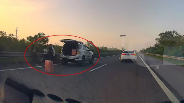 Kinh hoàng ô tô dừng thay lốp trên cao tốc, làn 120 km/giờ