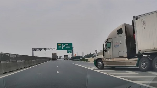 Kinh hoàng xe container nhập làn ẩu, suýt gây tai nạn trên cao tốc