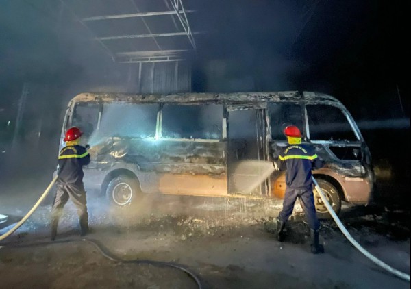 Kon Tum: Cháy xe khách 29 chỗ đang đậu trước nhà
