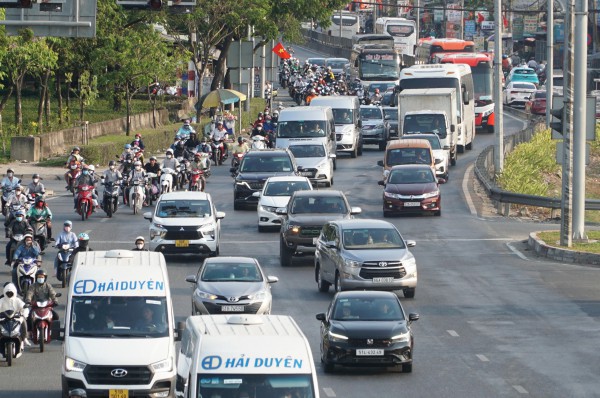 Lái ô tô trên quốc lộ và cao tốc, làm sao để tránh tai nạn 