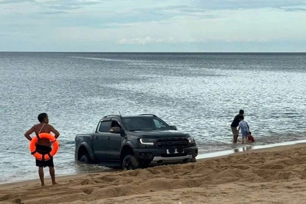 Lái ô tô xuống biển Lái ô tô xuống biển