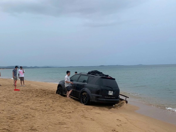 Lái ô tô xuống biển Lái ô tô xuống biển