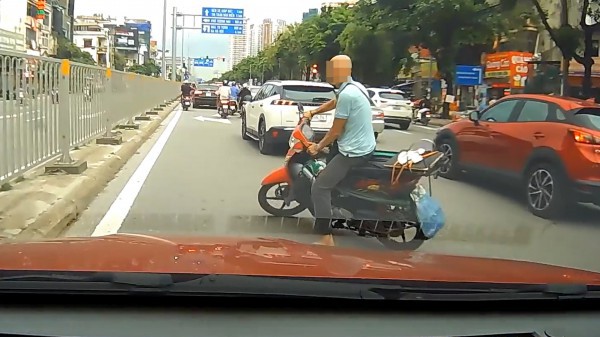 Lái xe máy tạt đầu ô tô, người đàn ông còn giở thói côn đồ