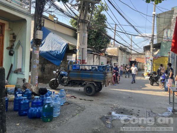 Lật xe ba gác chở nước lọc trong hẻm, phụ xe bị đè tử vong thương tâm