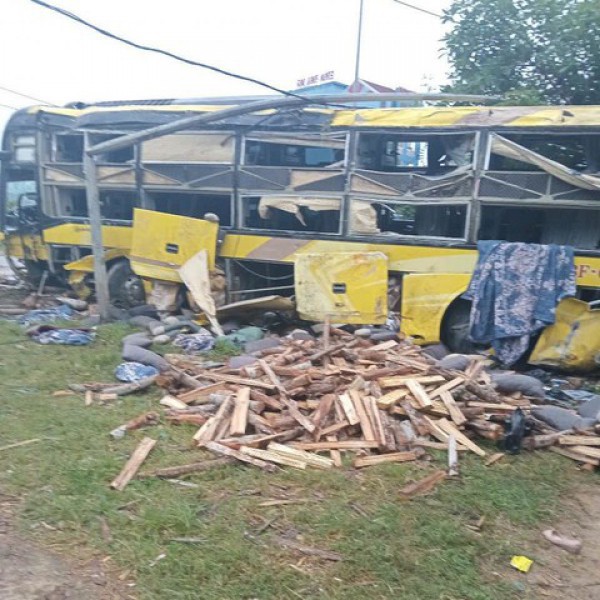 Lật xe khách giường nằm trong đêm, 9 người tử vong, 16 người bị thương