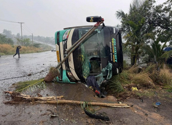 Lật xe khách trên quốc lộ 14 làm 1 người chết, 2 người bị thương