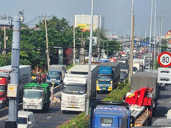 Lật xe tải chở rác, đường Đỗ Mười ùn ứ nhiều km Lật xe tải chở rác, đường Đỗ Mười ùn ứ nhiều km