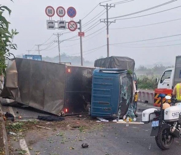 Lật xe tải, cửa ngõ tây bắc TP.HCM ùn xe kéo dài